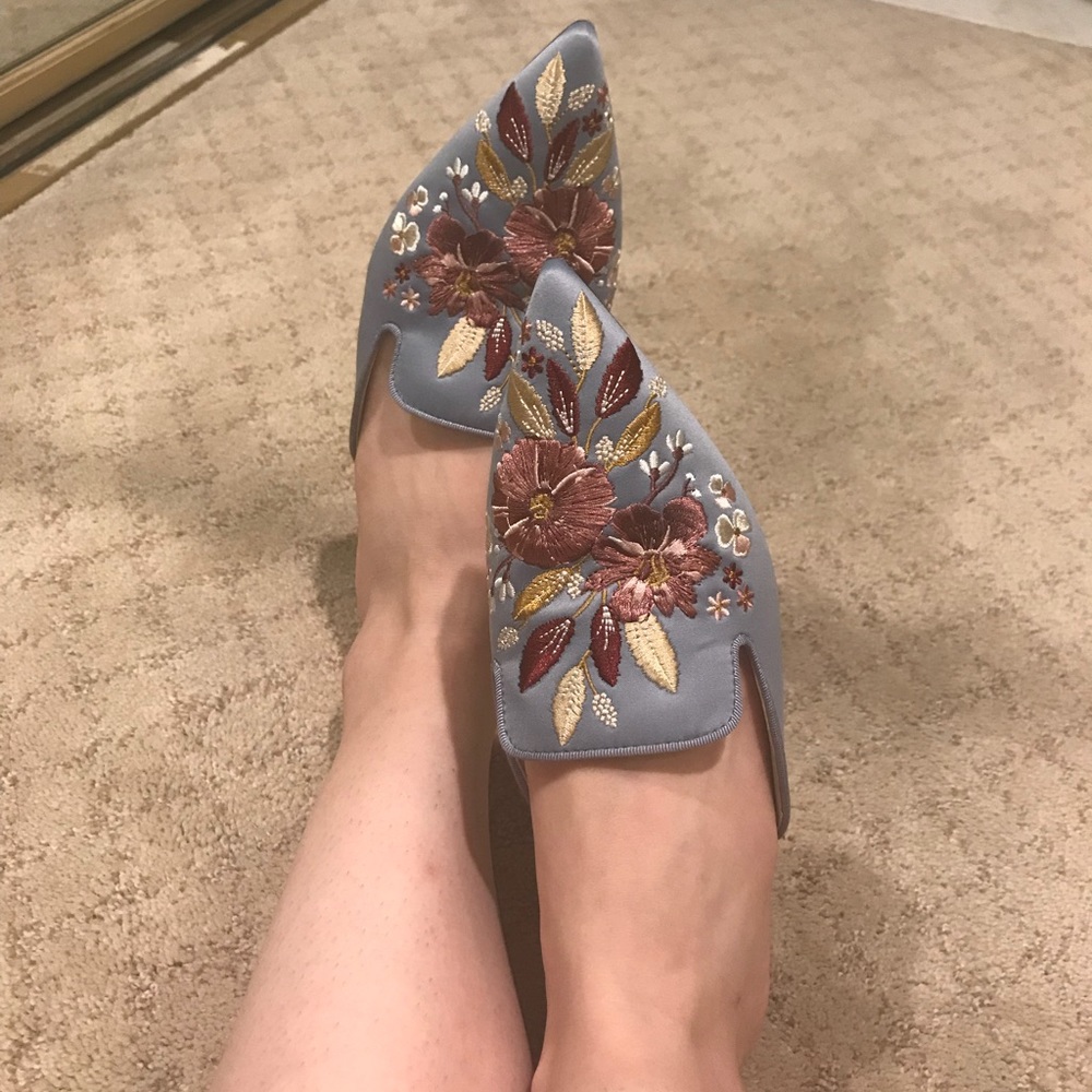 CHARLES & KEITH EMBROIDERED FLATE MULE